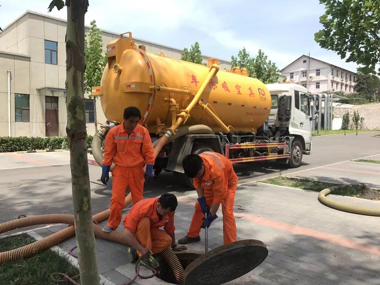 临武管道疏通车停在窨井附近