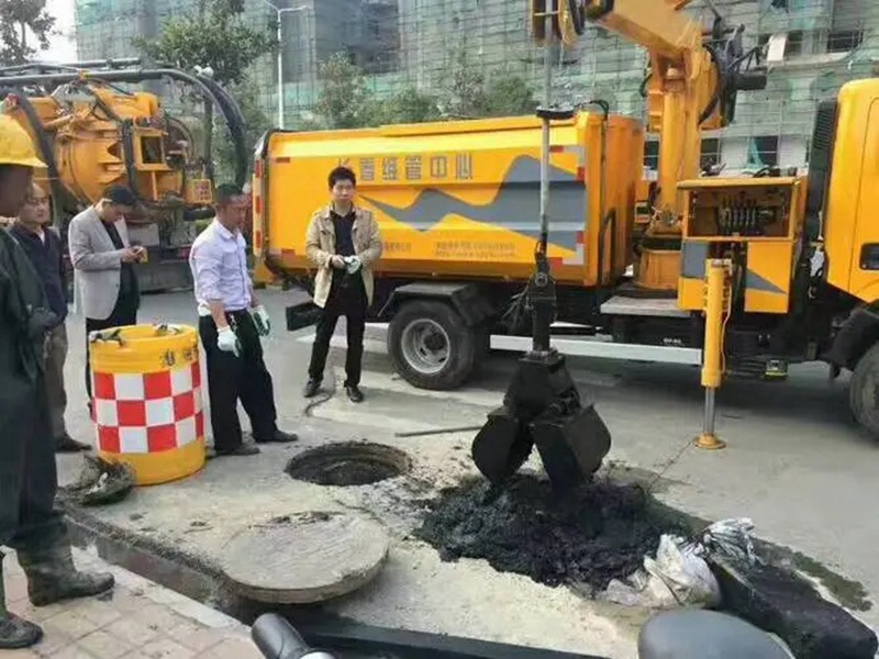 临武街道：网格员化身“清道夫”，为民解忧疏通“堵心”化粪池