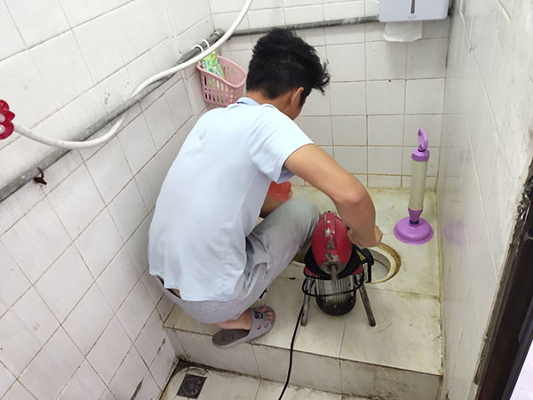 临武肥皂掉到马桶里把马桶堵住了怎么办？马桶堵住了怎么办